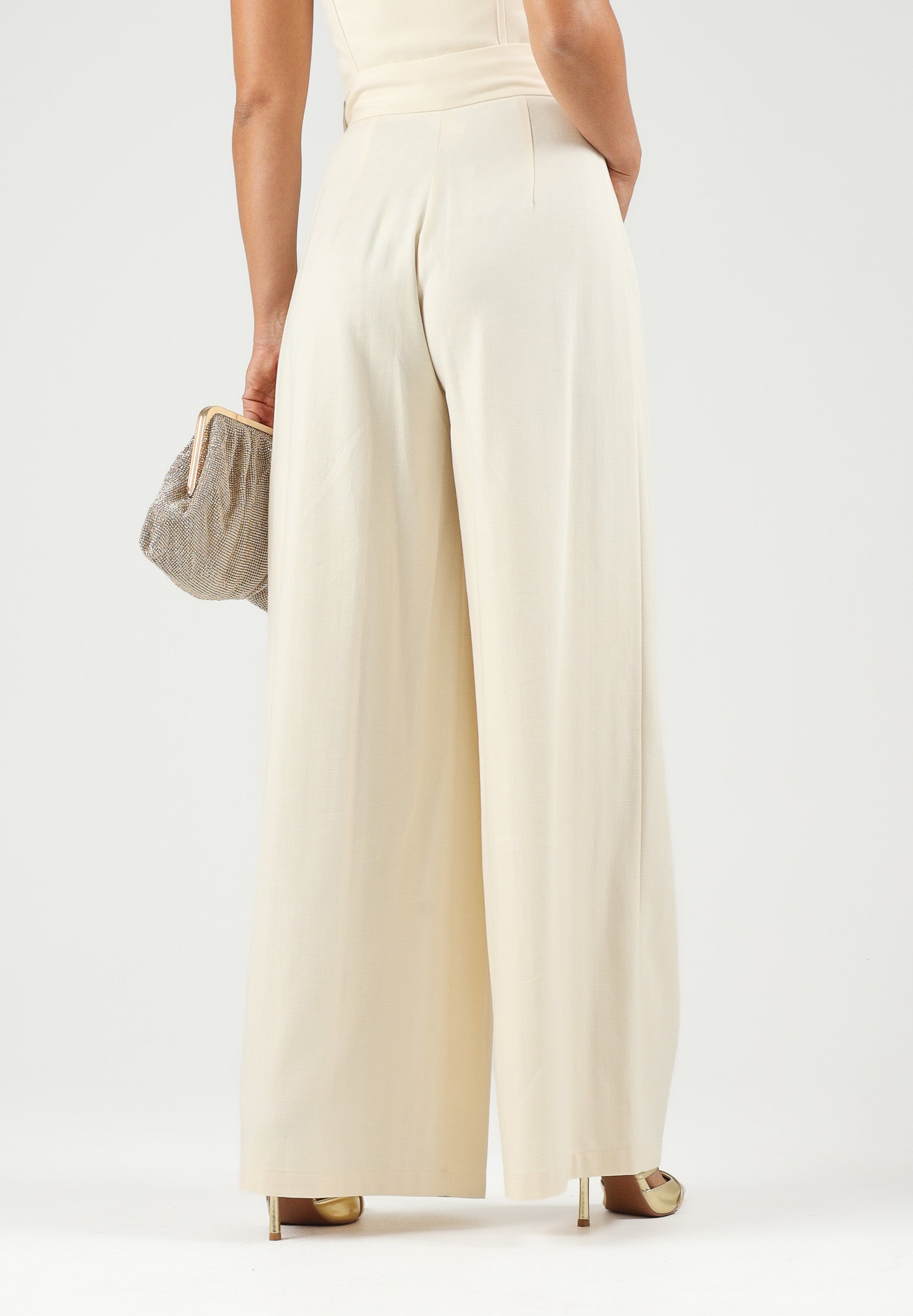 BOHEMIAN VI Pantaloni milk-latte per donna dal taglio ampio e morbido, vita regolare e pinces frontali sartoriali. BHPA059 MI BOHEMIAN VI 