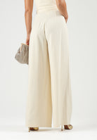 BOHEMIAN VI Pantaloni milk-latte per donna dal taglio ampio e morbido, vita regolare e pinces frontali sartoriali. BHPA059 MI BOHEMIAN VI 