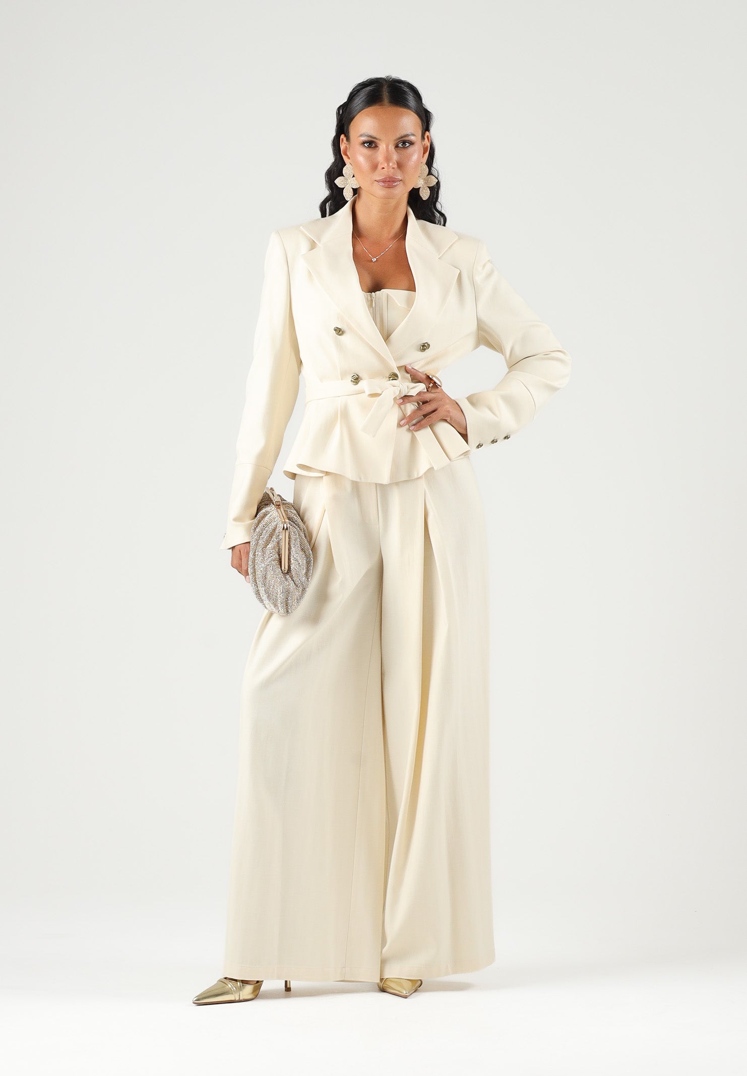 BOHEMIAN VI Pantaloni milk-latte per donna dal taglio ampio e morbido, vita regolare e pinces frontali sartoriali. BHPA059 MI BOHEMIAN VI 