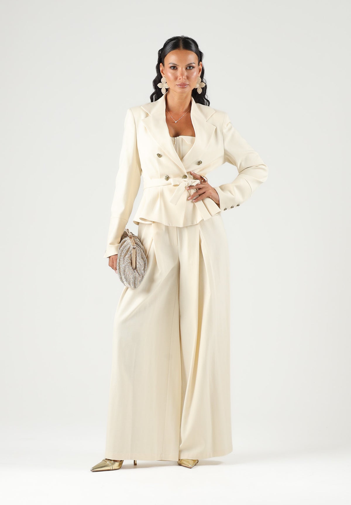 BOHEMIAN VI Pantaloni milk-latte per donna dal taglio ampio e morbido, vita regolare e pinces frontali sartoriali. BHPA059 MI BOHEMIAN VI 