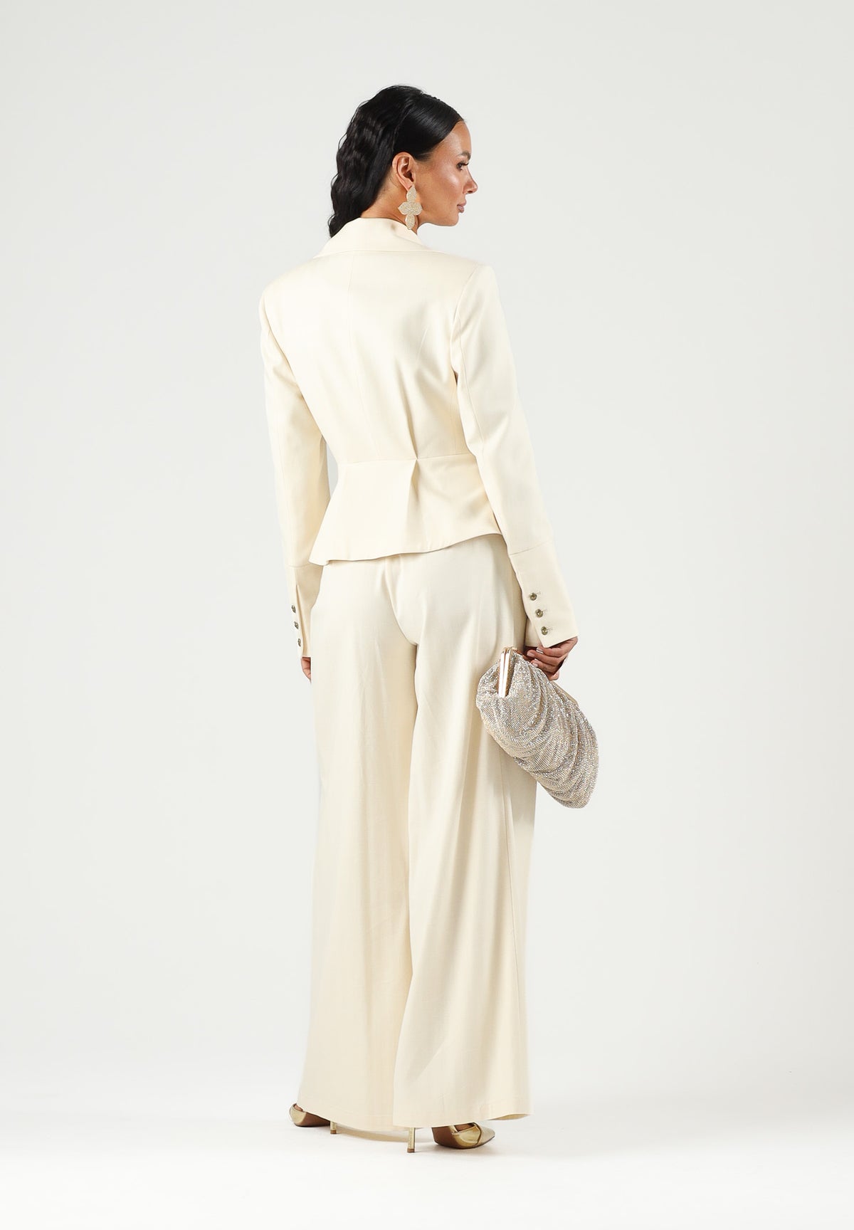 BOHEMIAN VI Pantaloni milk-latte per donna dal taglio ampio e morbido, vita regolare e pinces frontali sartoriali. BHPA059 MI BOHEMIAN VI 