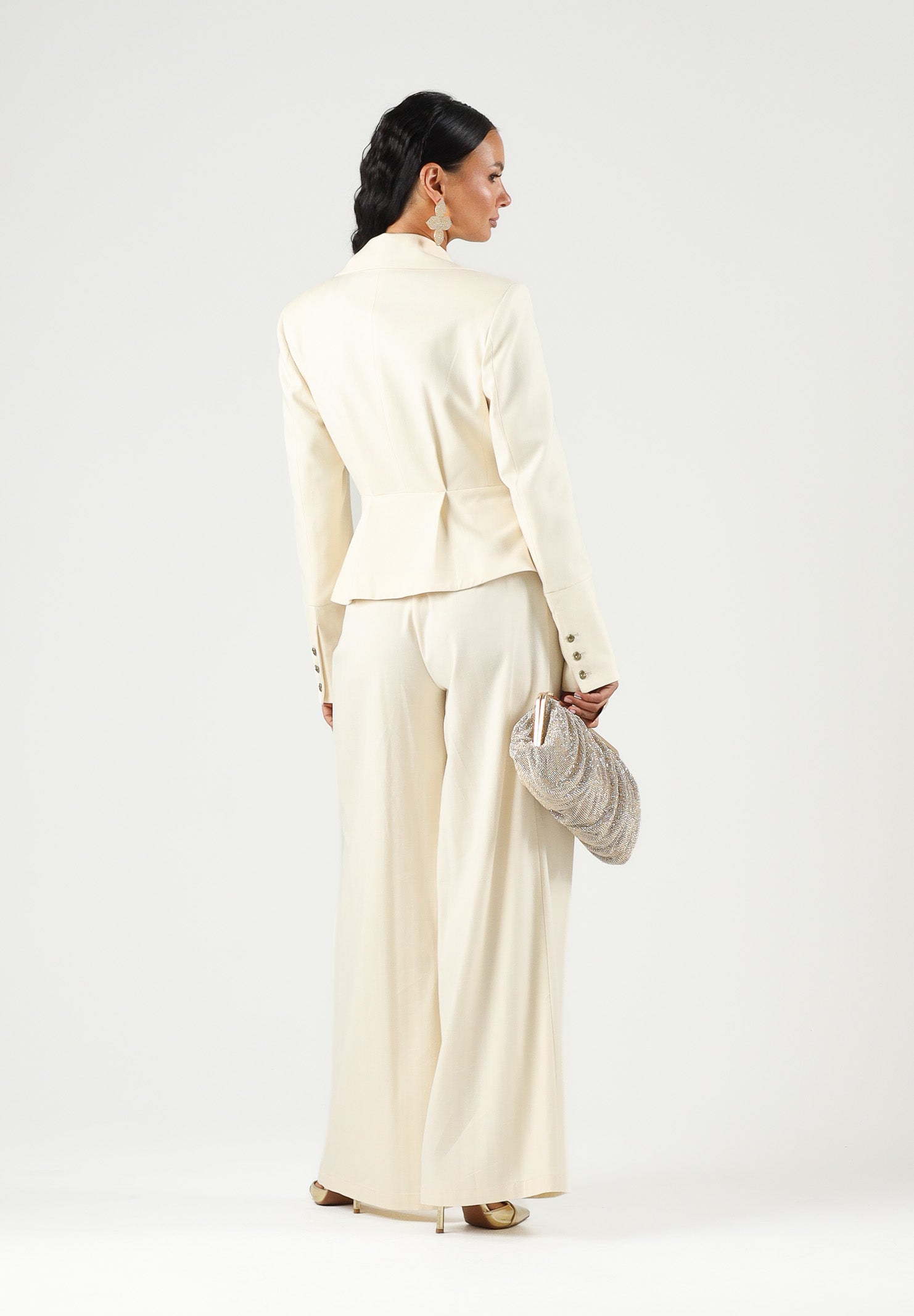 BOHEMIAN VI Pantaloni milk-latte per donna dal taglio ampio e morbido, vita regolare e pinces frontali sartoriali. BHPA059 MI BOHEMIAN VI 