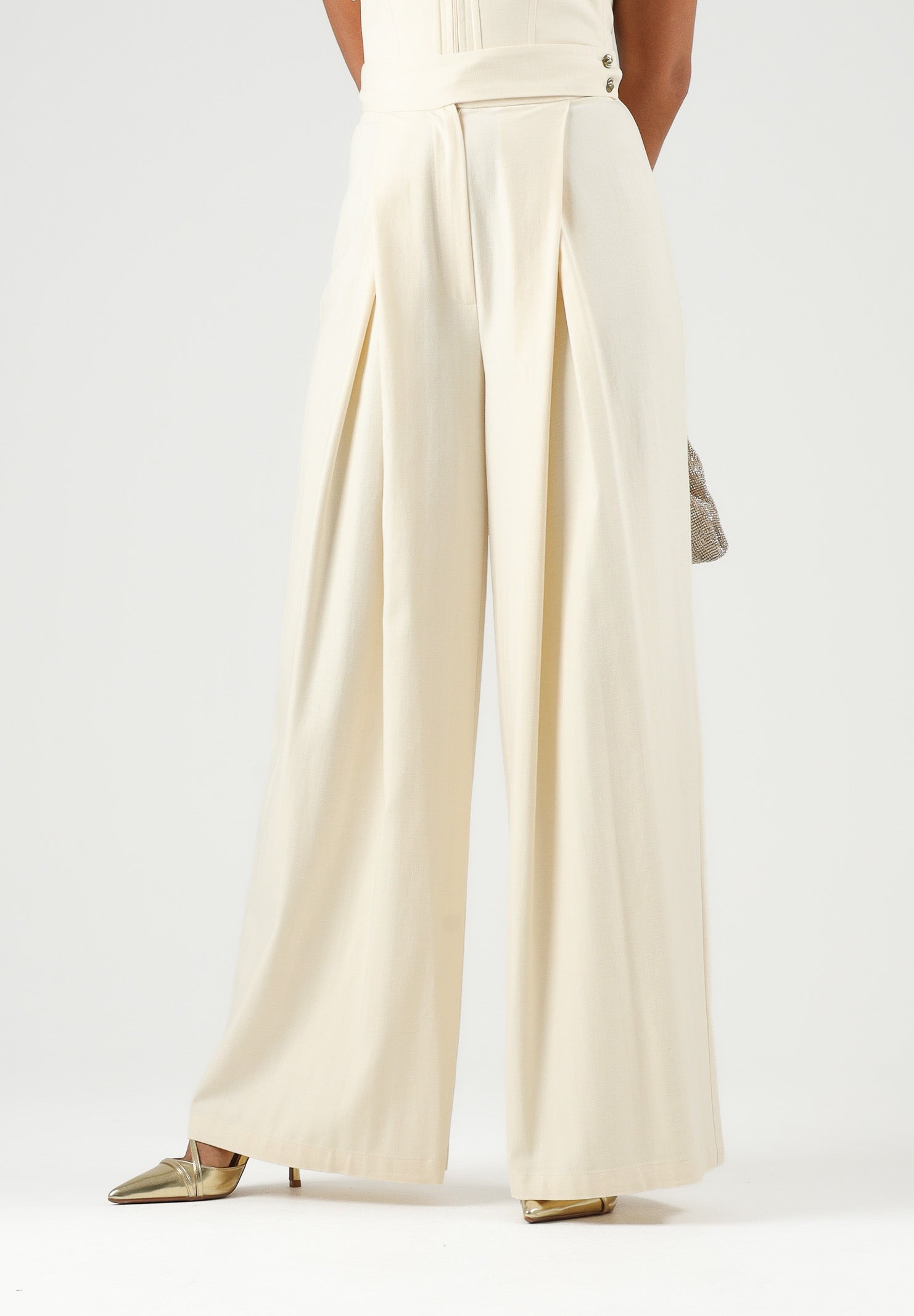 BOHEMIAN VI Pantaloni milk-latte per donna dal taglio ampio e morbido, vita regolare e pinces frontali sartoriali. BHPA059 MI BOHEMIAN VI 