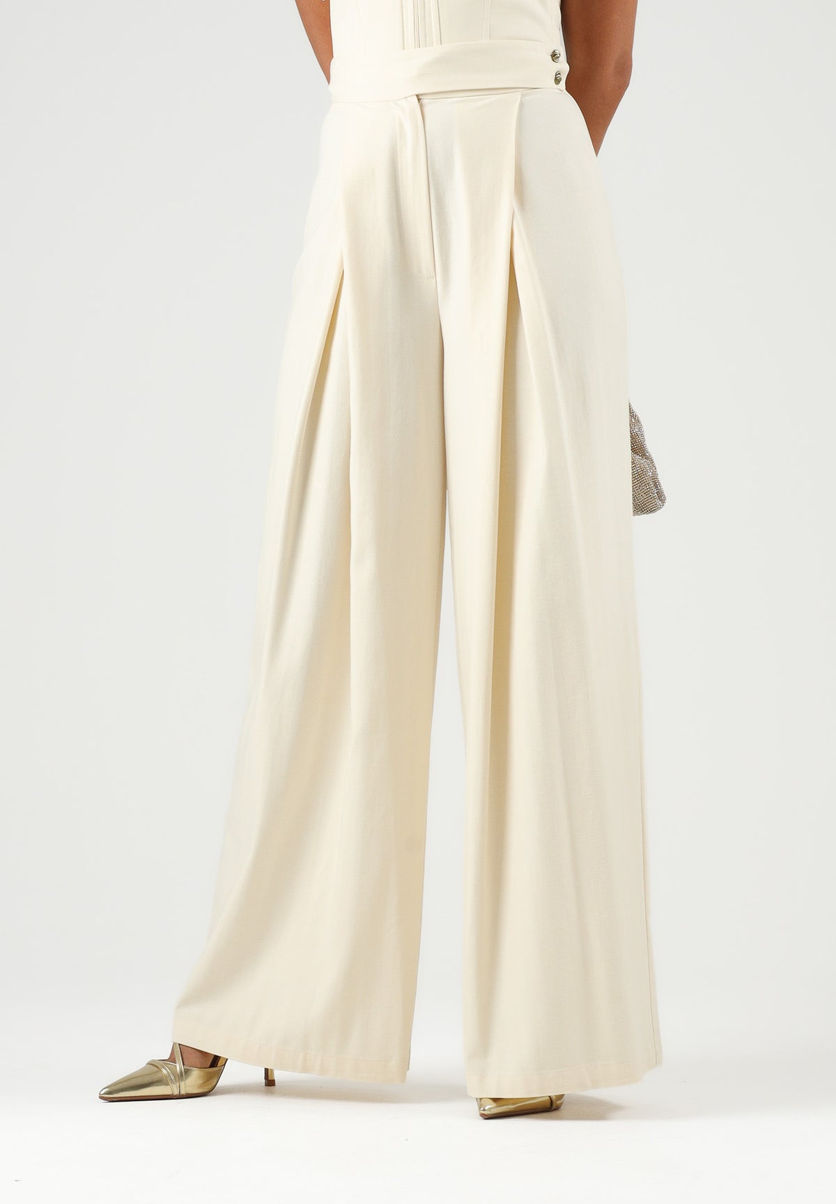 BOHEMIAN VI Pantaloni milk-latte per donna dal taglio ampio e morbido, vita regolare e pinces frontali sartoriali. BHPA059 MI BOHEMIAN VI 