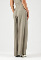 BOHEMIAN VI Pantaloni taupe-verde oliva per donna dal taglio ampio e morbido, vita regolare e pinces frontali sartoriali. BHPA059 TA BOHEMIAN VI 