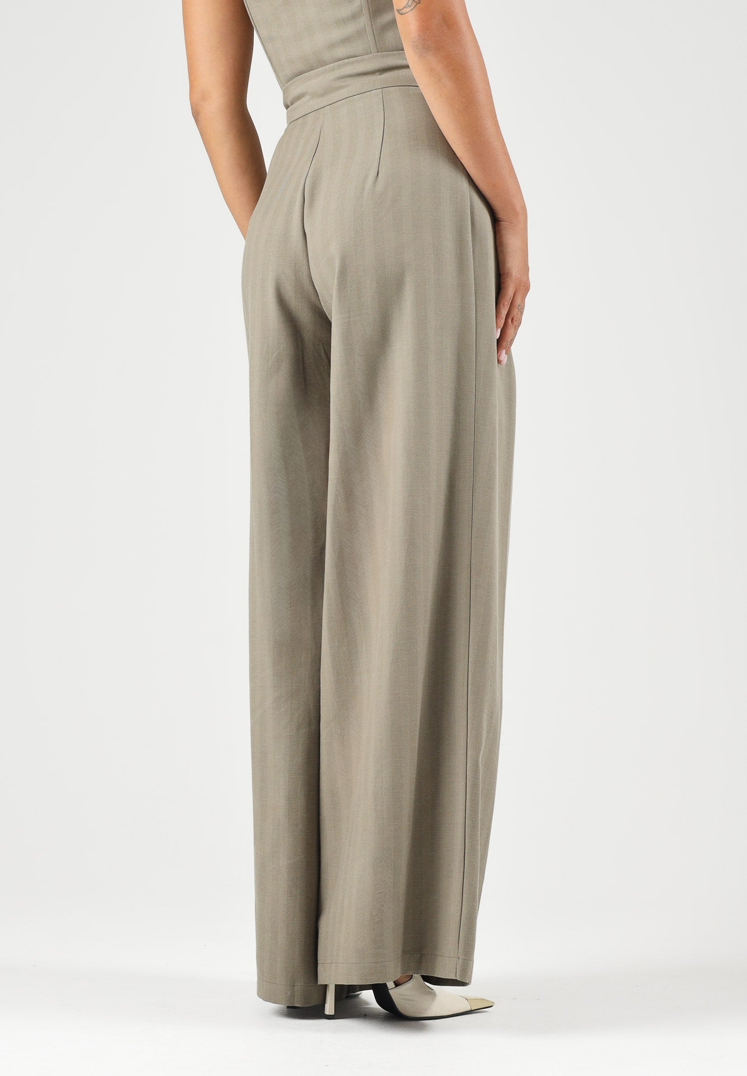 BOHEMIAN VI Pantaloni taupe-verde oliva per donna dal taglio ampio e morbido, vita regolare e pinces frontali sartoriali. BHPA059 TA BOHEMIAN VI 