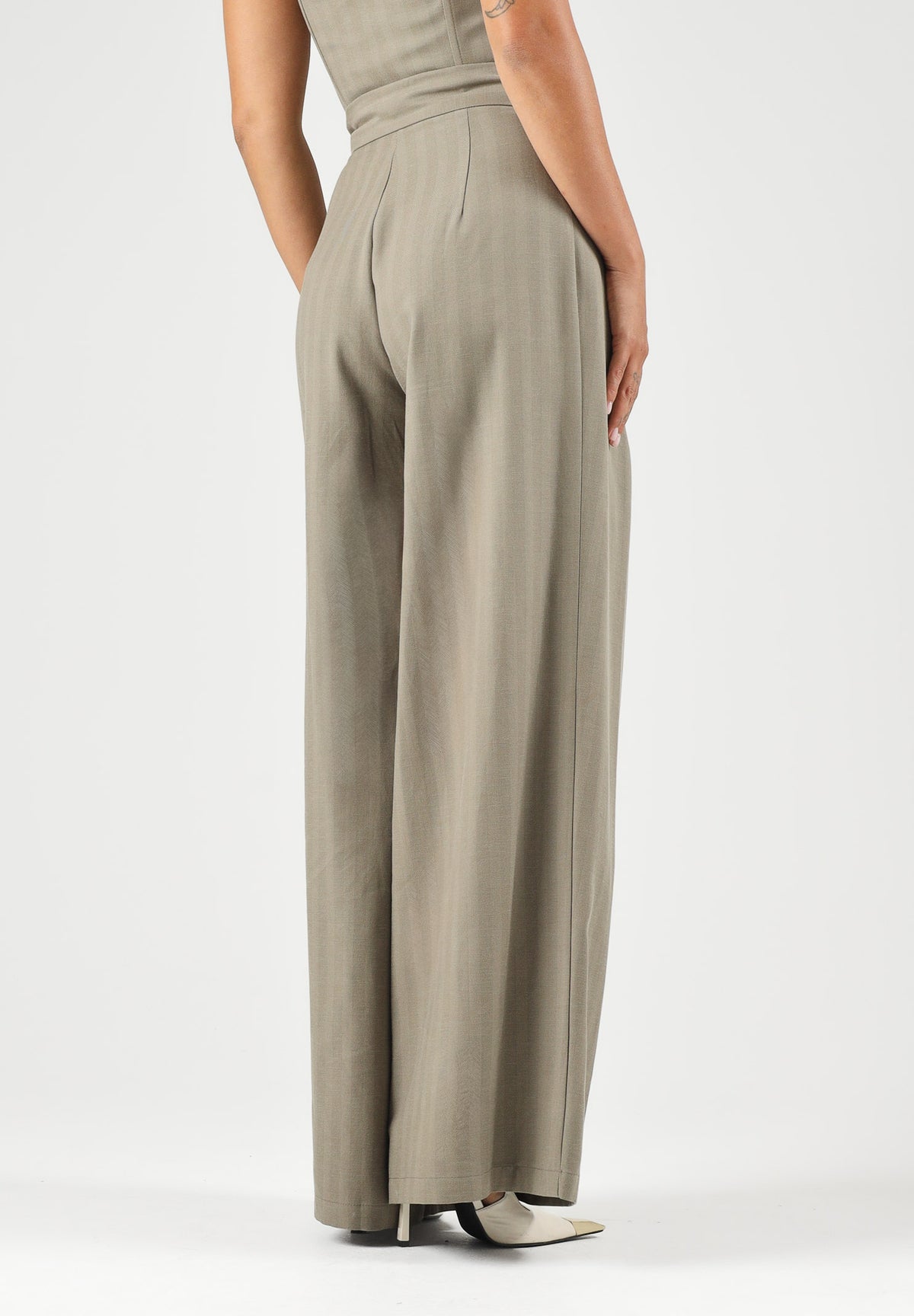 BOHEMIAN VI Pantaloni taupe-verde oliva per donna dal taglio ampio e morbido, vita regolare e pinces frontali sartoriali. BHPA059 TA BOHEMIAN VI 