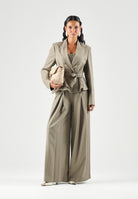 BOHEMIAN VI Pantaloni taupe-verde oliva per donna dal taglio ampio e morbido, vita regolare e pinces frontali sartoriali. BHPA059 TA BOHEMIAN VI 