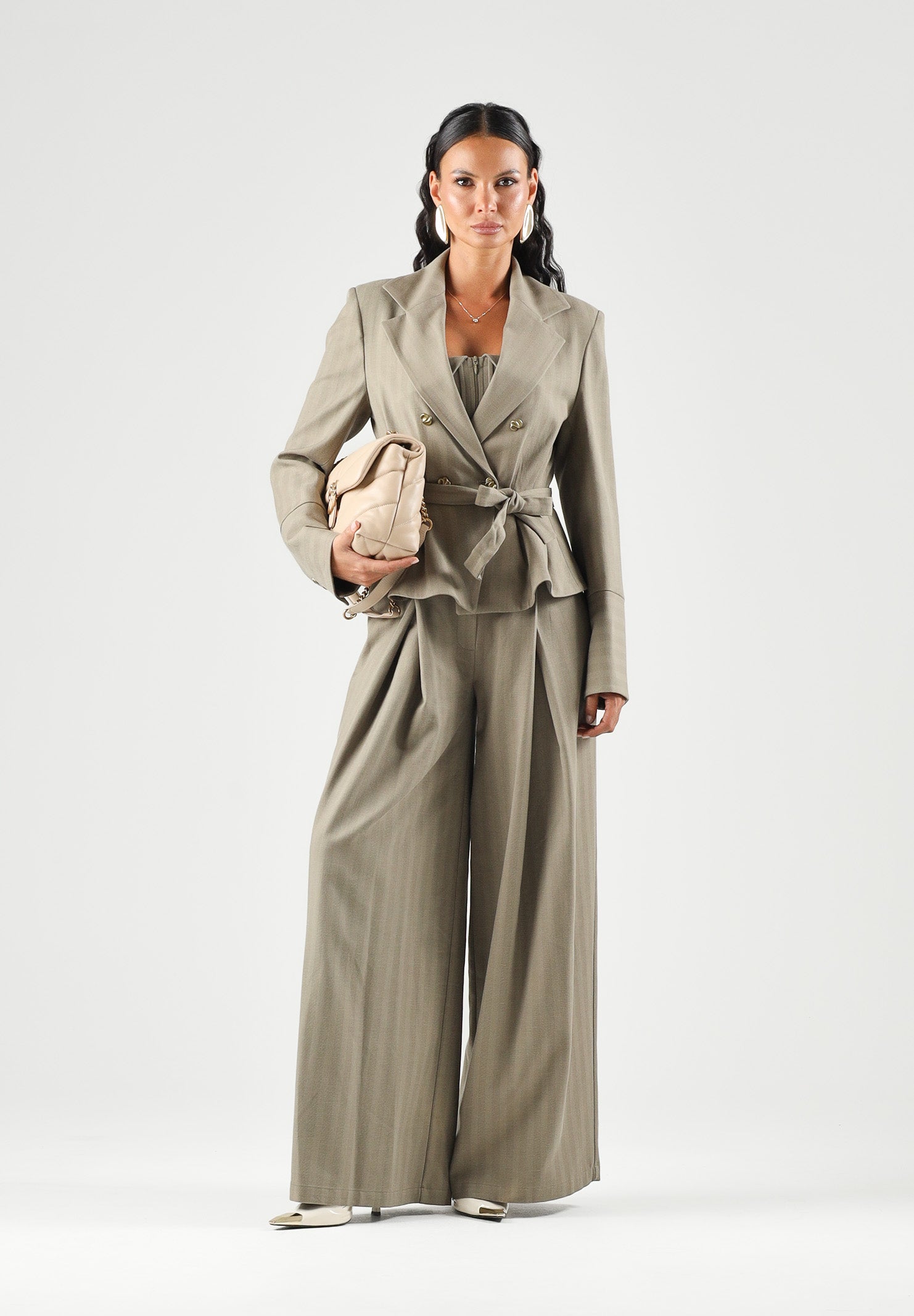 BOHEMIAN VI Pantaloni taupe-verde oliva per donna dal taglio ampio e morbido, vita regolare e pinces frontali sartoriali. BHPA059 TA BOHEMIAN VI 