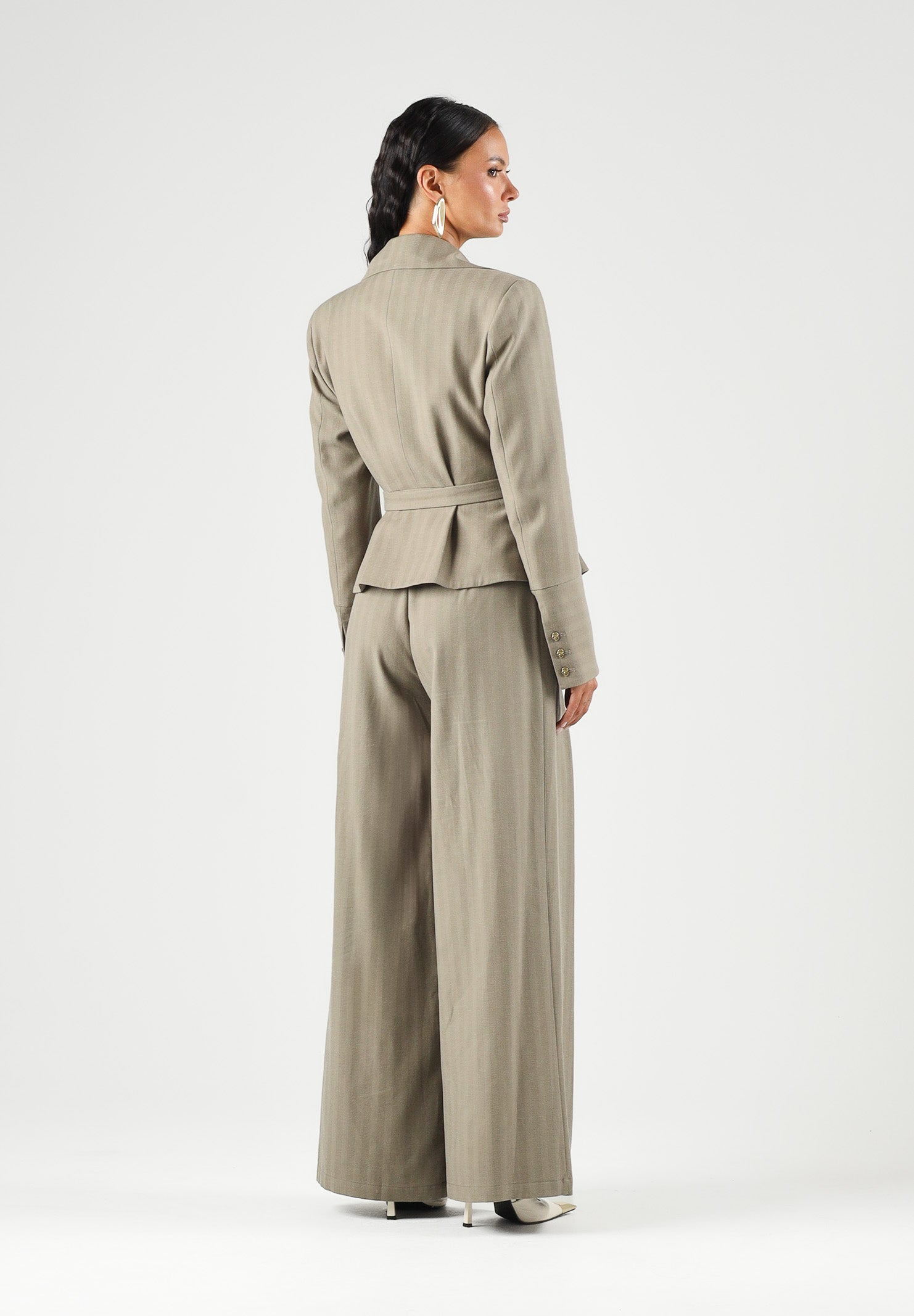 BOHEMIAN VI Pantaloni taupe-verde oliva per donna dal taglio ampio e morbido, vita regolare e pinces frontali sartoriali. BHPA059 TA BOHEMIAN VI 