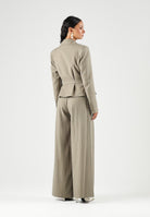 BOHEMIAN VI Pantaloni taupe-verde oliva per donna dal taglio ampio e morbido, vita regolare e pinces frontali sartoriali. BHPA059 TA BOHEMIAN VI 