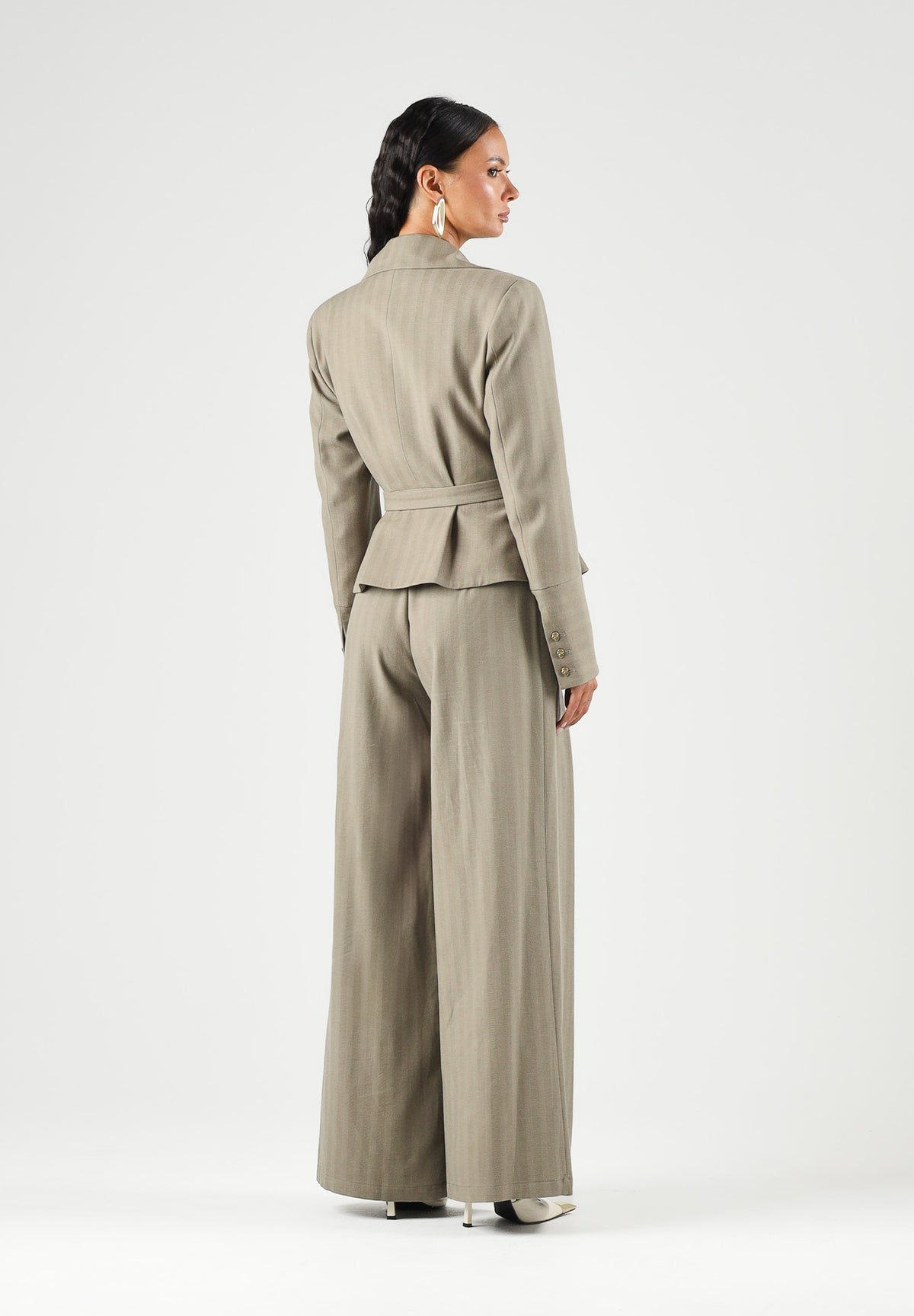 BOHEMIAN VI Pantaloni taupe-verde oliva per donna dal taglio ampio e morbido, vita regolare e pinces frontali sartoriali. BHPA059 TA BOHEMIAN VI 