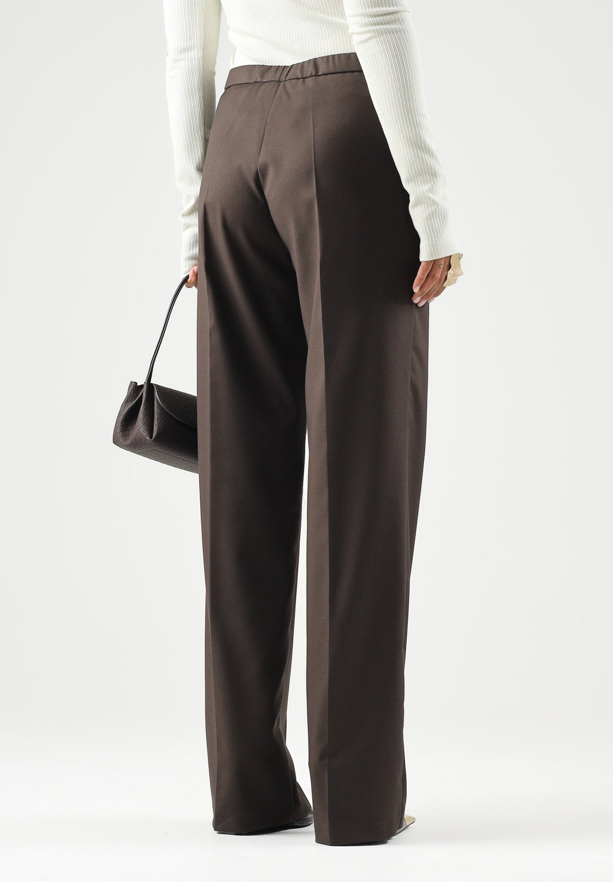 BOHEMIAN VI Pantaloni brown-marrone scuro per donna dal taglio sartoriale dritto, vita regolare e linee pulite ed essenziali. BHPA064 BR BOHEMIAN VI 