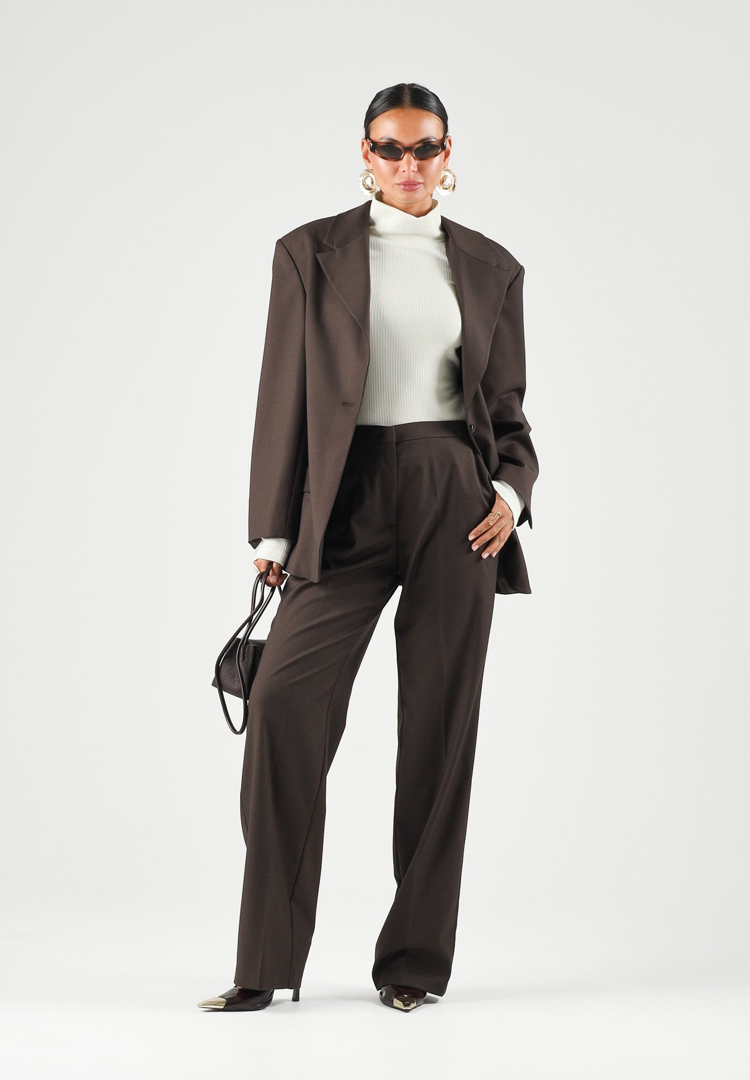 BOHEMIAN VI Pantaloni brown-marrone scuro per donna dal taglio sartoriale dritto, vita regolare e linee pulite ed essenziali. BHPA064 BR BOHEMIAN VI 