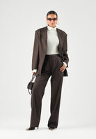 BOHEMIAN VI Pantaloni brown-marrone scuro per donna dal taglio sartoriale dritto, vita regolare e linee pulite ed essenziali. BHPA064 BR BOHEMIAN VI 