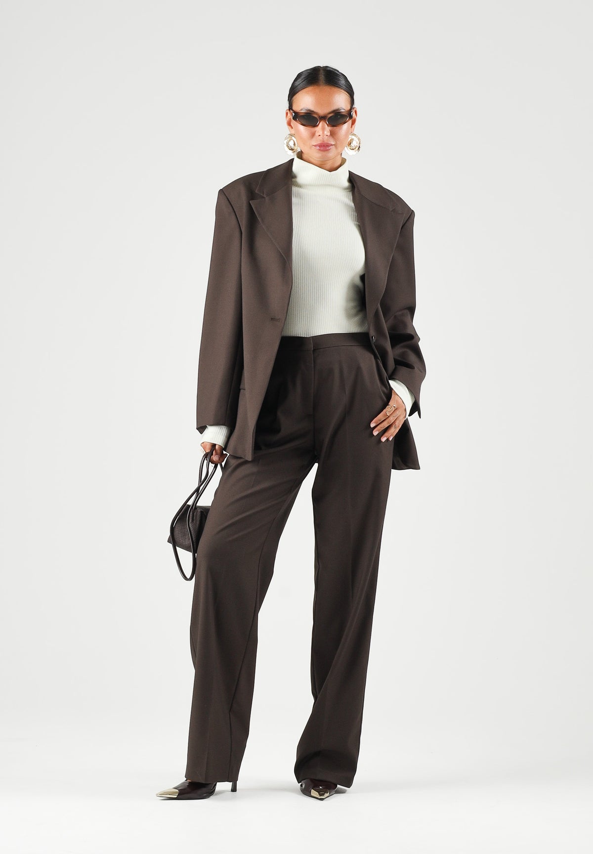 BOHEMIAN VI Pantaloni brown-marrone scuro per donna dal taglio sartoriale dritto, vita regolare e linee pulite ed essenziali. BHPA064 BR BOHEMIAN VI 
