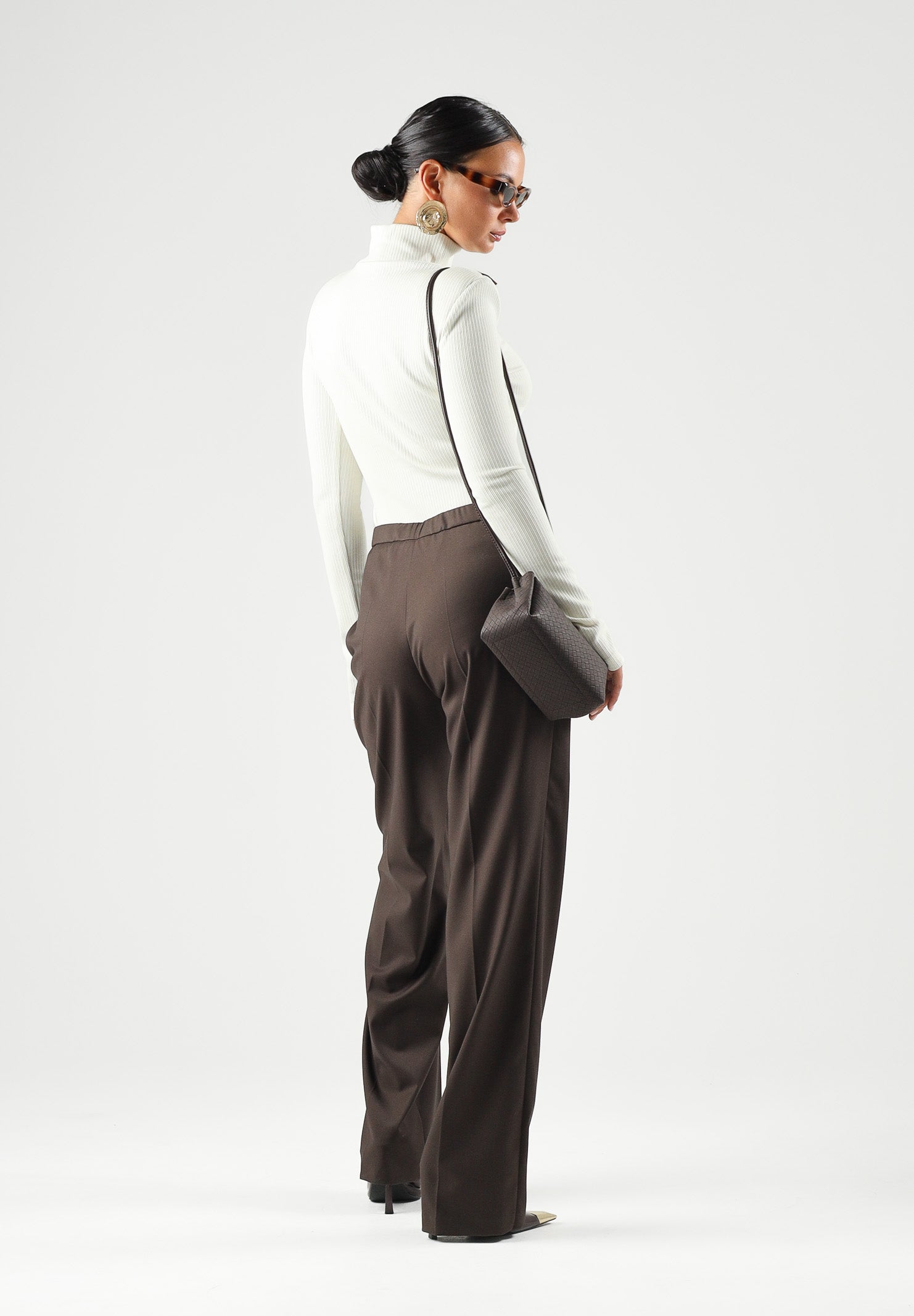 BOHEMIAN VI Pantaloni brown-marrone scuro per donna dal taglio sartoriale dritto, vita regolare e linee pulite ed essenziali. BHPA064 BR BOHEMIAN VI 