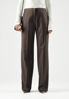 BOHEMIAN VI Pantaloni brown-marrone scuro per donna dal taglio sartoriale dritto, vita regolare e linee pulite ed essenziali. BHPA064 BR BOHEMIAN VI 