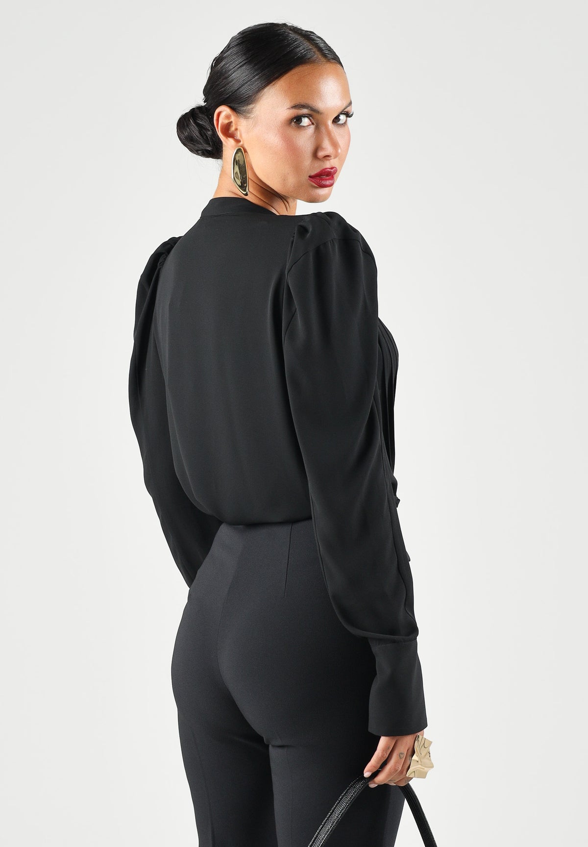 BOHEMIAN VI Camicia manica lunga nera per donna con colletto coreano,  pinces frontali strutturate e fondo sagolato. CA277UNI BL BOHEMIAN VI 