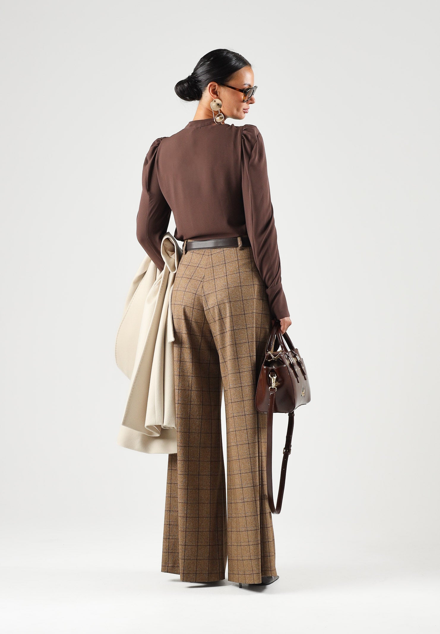 BOHEMIAN VI Camicia manica lunga marrone ciocolato per donna con colletto coreano,  pinces frontali strutturate e fondo sagolato. CA277UNI DABR BOHEMIAN VI 