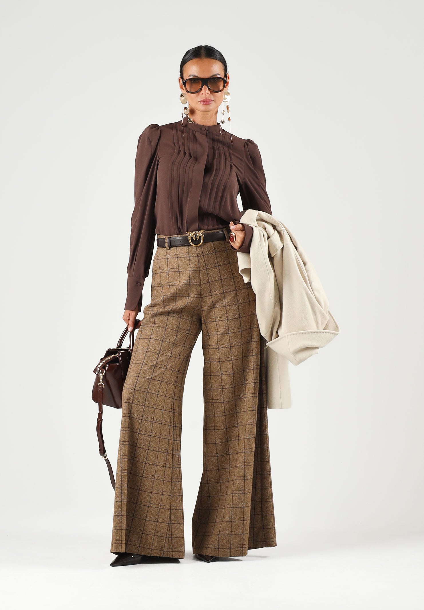 BOHEMIAN VI Camicia manica lunga marrone ciocolato per donna con colletto coreano,  pinces frontali strutturate e fondo sagolato. CA277UNI DABR BOHEMIAN VI 