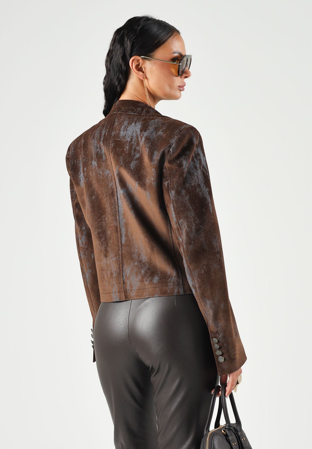 BOHEMIAN VI Giacca monopetto marrone per donna con taglio sartoriale corto, design sagolato sul fondo GI334 BR BOHEMIAN VI 