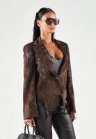 BOHEMIAN VI Giacca monopetto marrone per donna con taglio sartoriale corto, design sagolato sul fondo GI334 BR BOHEMIAN VI 