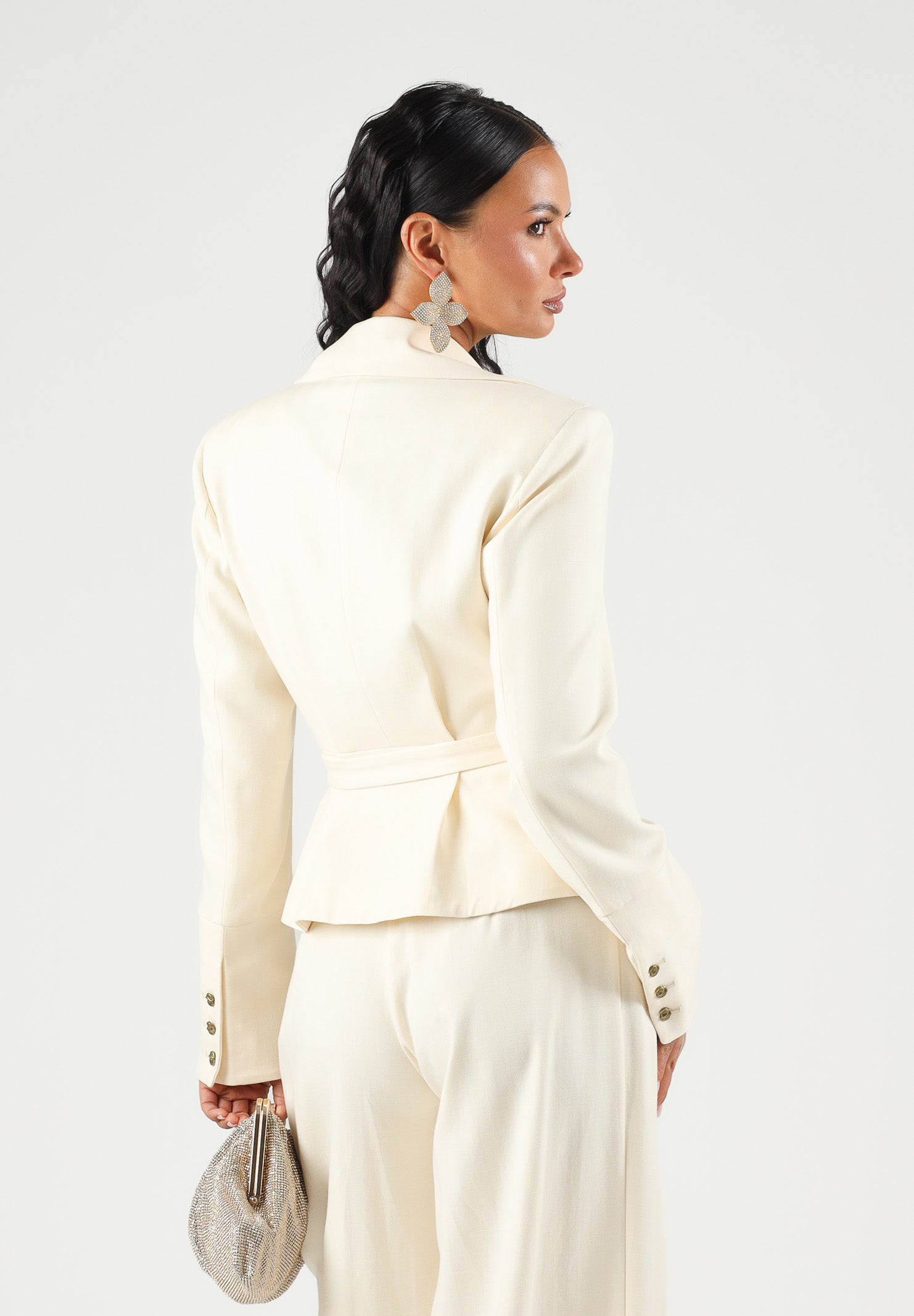 BOHEMIAN VI Giacca doppiopetto milk bianco latte per donna con pinces strutturate e fondo svasato a balza. GI335 MI BOHEMIAN VI 