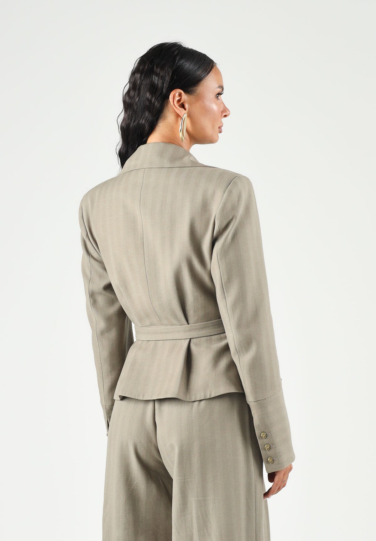 BOHEMIAN VI Giacca doppiopetto taupe verde oliva  per donna con pinces strutturate e fondo svasato a balza. GI335 TA BOHEMIAN VI 