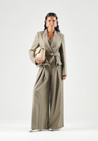 BOHEMIAN VI Giacca doppiopetto taupe verde oliva  per donna con pinces strutturate e fondo svasato a balza. GI335 TA BOHEMIAN VI 