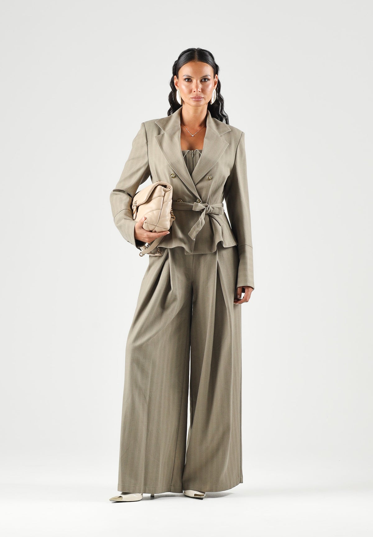 BOHEMIAN VI Giacca doppiopetto taupe verde oliva  per donna con pinces strutturate e fondo svasato a balza. GI335 TA BOHEMIAN VI 