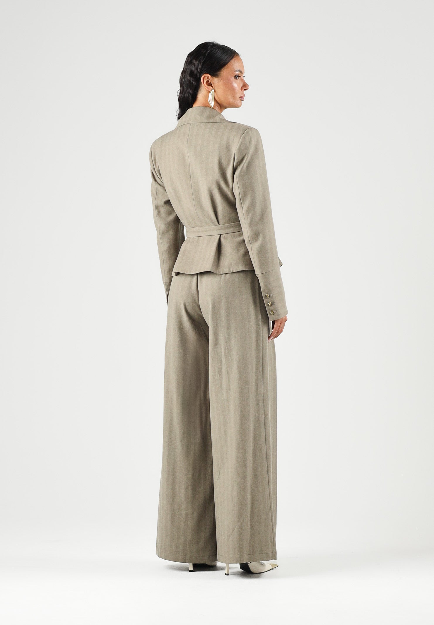 BOHEMIAN VI Giacca doppiopetto taupe verde oliva  per donna con pinces strutturate e fondo svasato a balza. GI335 TA BOHEMIAN VI 