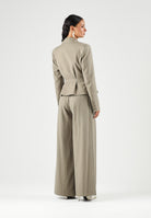 BOHEMIAN VI Giacca doppiopetto taupe verde oliva  per donna con pinces strutturate e fondo svasato a balza. GI335 TA BOHEMIAN VI 