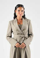 BOHEMIAN VI Giacca doppiopetto taupe verde oliva  per donna con pinces strutturate e fondo svasato a balza. GI335 TA BOHEMIAN VI 