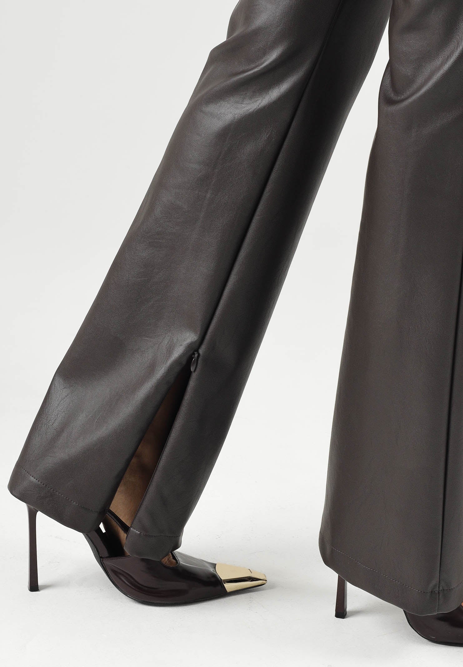 BOHEMIAN VI Pantaloni dark brown-marrone per donna in tessuto ecologico effetto pelle con taglio svasato a zampa (flare) PA254ECO DABR BOHEMIAN VI 