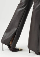 BOHEMIAN VI Pantaloni dark brown-marrone per donna in tessuto ecologico effetto pelle con taglio svasato a zampa (flare) PA254ECO DABR BOHEMIAN VI 