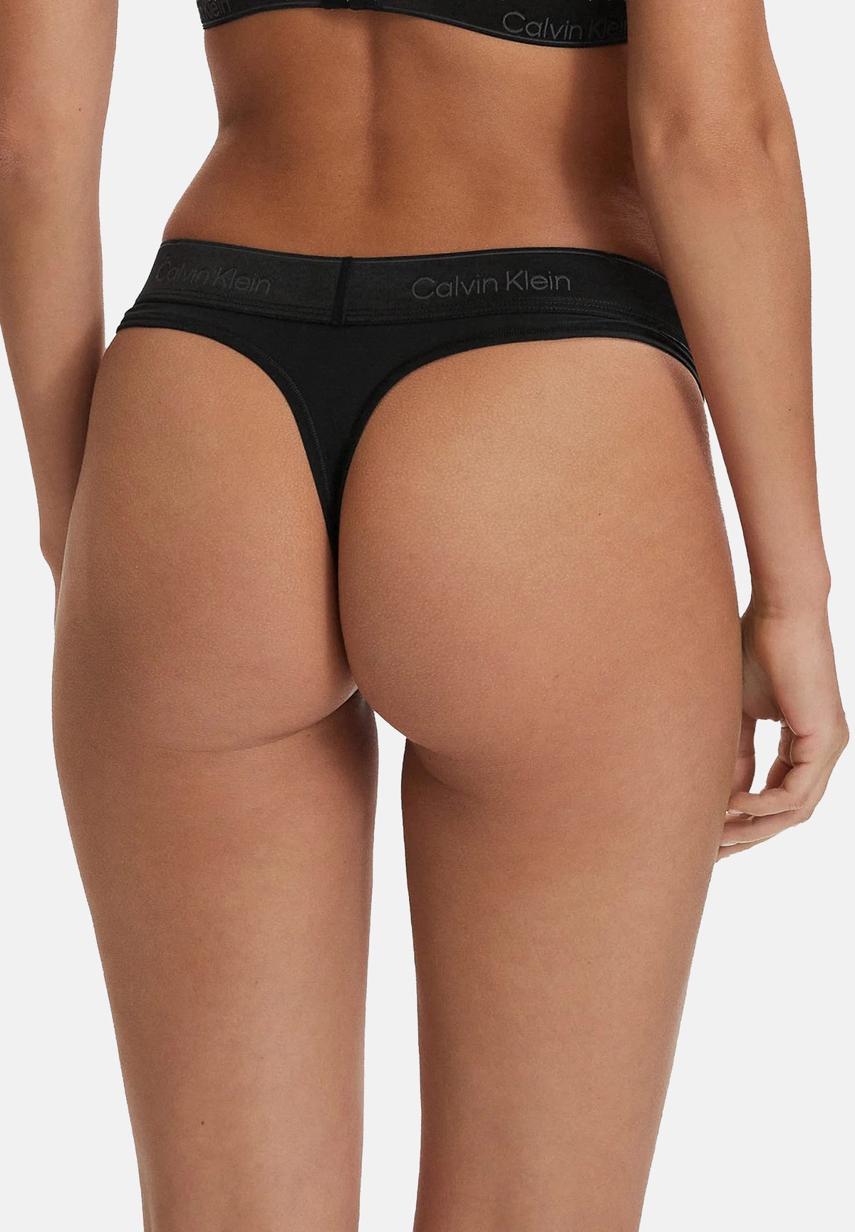 CALVIN KLEIN Perizoma Black nero da donna a tinta unita in cotone e modal elasticizzato, con fascia elastica in vita personalizzata con logo Calvin Klein tono su tono, sgambatura alta e design essenziale. LV00QF8826 UB1 CALVIN KLEIN 