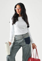 CALVIN KLEIN JEANS Maglia A-LS MONOGRAM BABY TEE, color bright bianca da donna con monogramma frontale<BR/> LV047A803G YAF CALVIN KLEIN 