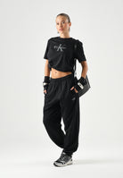 CALVIN KLEIN T-shirt HERO SS CLASSIC MONOLOGO CN, nera da donna con logo frontale tono su tono<BR/> LV047B865G UB1 CALVIN KLEIN 