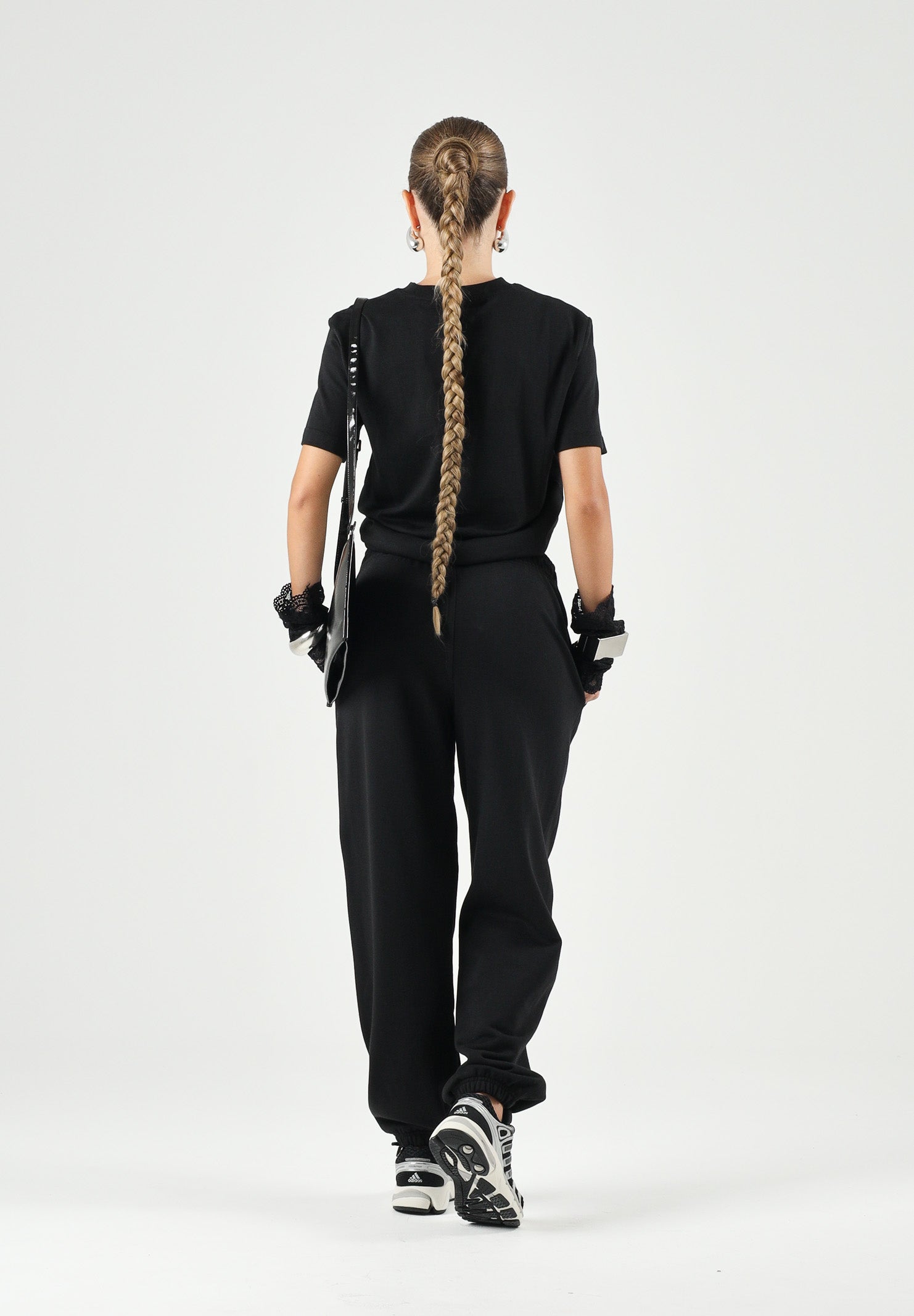 CALVIN KLEIN T-shirt HERO SS CLASSIC MONOLOGO CN, nera da donna con logo frontale tono su tono<BR/> LV047B865G UB1 CALVIN KLEIN 