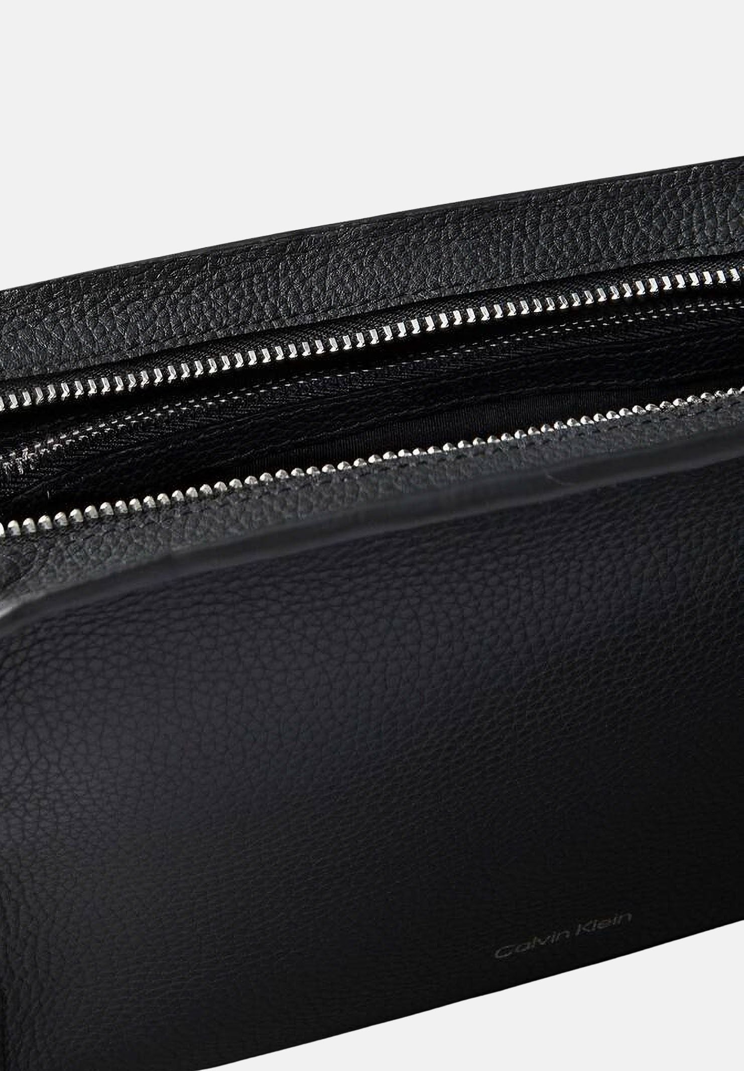 CALVIN KLEIN Pochette nera per uomo e donna con tracolla regolabile in pelle martellata LV04D1153G UB1 CALVIN KLEIN 
