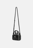CALVIN KLEIN borsa mini a tracolla Contrast CK Mini Bauletto Bag, Black nero donna. LV04F1257G UB1 CALVIN KLEIN 
