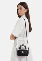 CALVIN KLEIN borsa mini a tracolla Contrast CK Mini Bauletto Bag, Black nero donna. LV04F1257G UB1 CALVIN KLEIN 