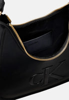 CALVIN KLEIN Borsa a spalla nera da donna con manico sagomato e dettagli metallici dorati. LV04F3561G UB1 CALVIN KLEIN 