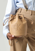 Calvin Klein borsa a secchiello Bold CK Small Bucket Bag colore Tannin, beige cammello da donna LV04F3640G RAJ CALVIN KLEIN 