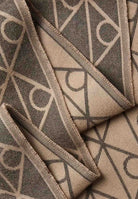 CALVIN KLEIN Stola EMBLEM AOP JACQUARD, nera e marrone, da donna con motivo monogramma all-over LV04F9024G 8MN CALVIN KLEIN 