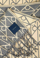 CALVIN KLEIN Stola EMBLEM AOP JACQUARD, indigo blu da donna con motivo monogramma geometrico all-over<BR/> LV04F9024G CEC CALVIN KLEIN 