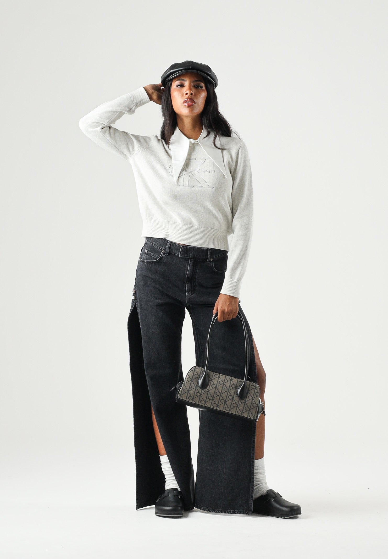CALVIN KLEIN JEANS Maglia LOGO  OUTLINE light grey grigio chiaro da donna  con logo CK outline frontale LV047G322G P74 CALVIN KLEIN JEANS 