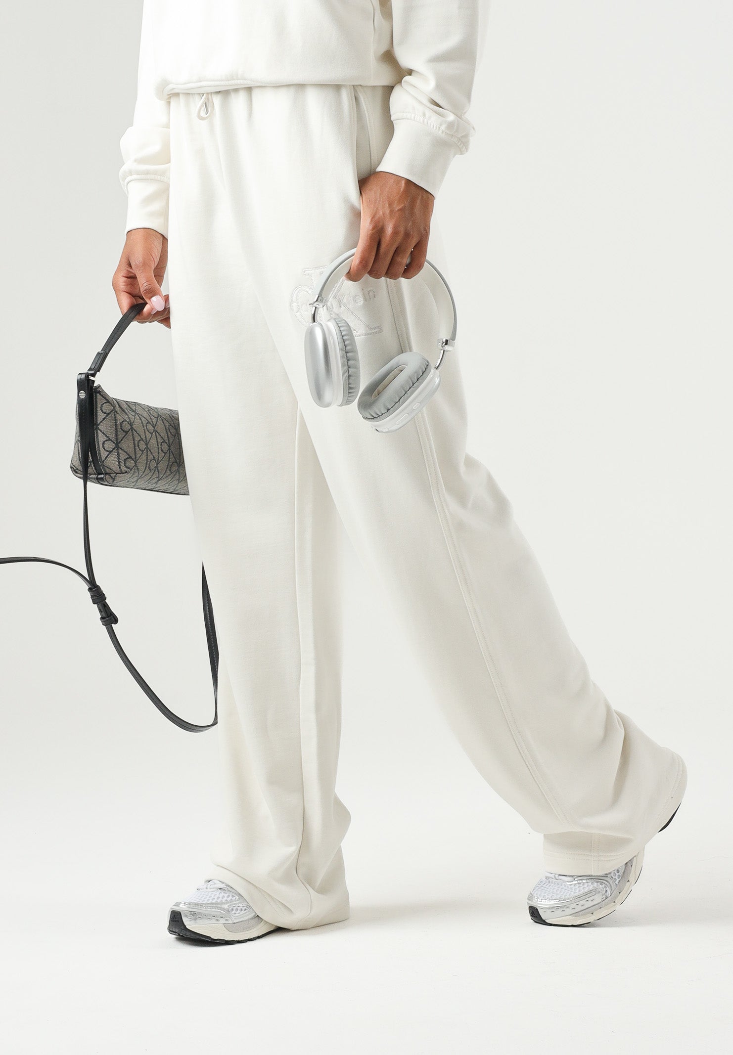 CALVIN KLEIN JEANS Pantaloni EMBROIDERED tofu avorio da donna con logo CK ricamato sulla gamba LV047G822G YAS CALVIN KLEIN JEANS 