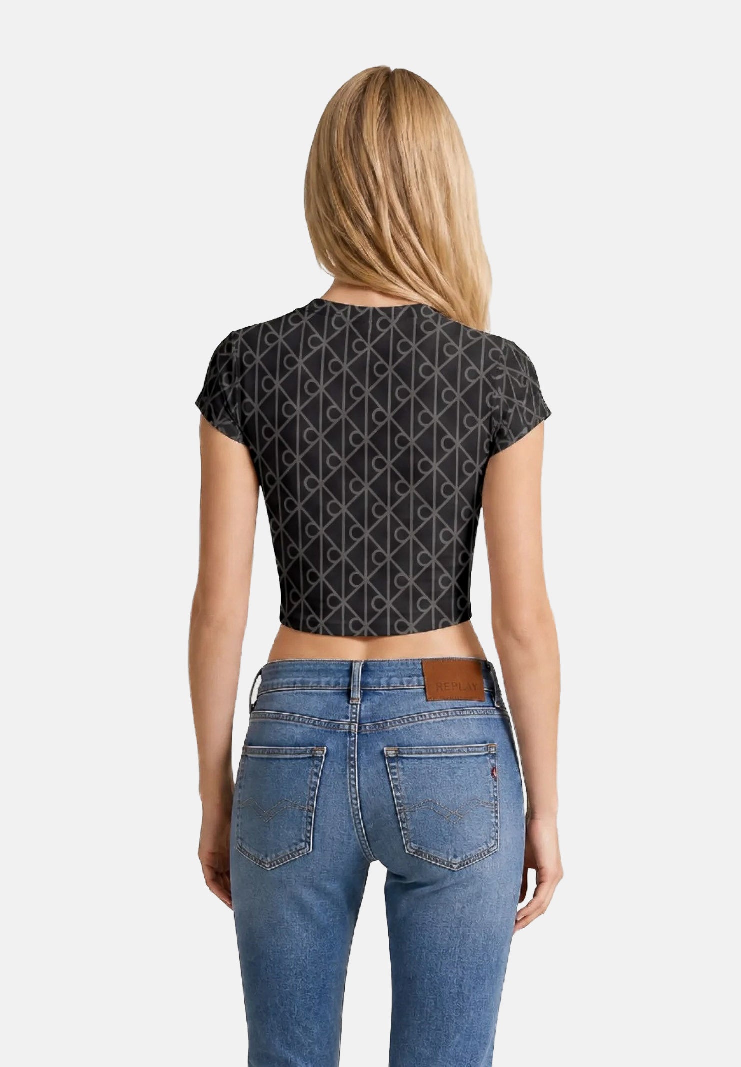 CALVIN KLEIN JEANS T-shirt EMBLEM PRINT, ebony nero da donna con motivo monogramma CK all-over.<BR/> LV047G830G 4XN CALVIN KLEIN JEANS 